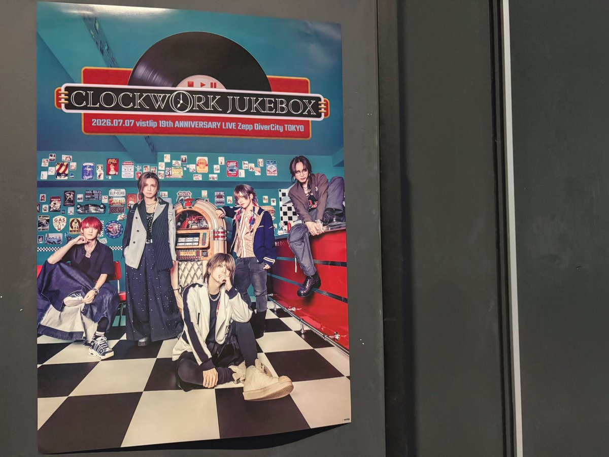 kiyoko_takemura's tweet photo. vistlipを好きになったことで人生で七夕の日が特別になった。智さんがMCでも話していたように、私も毎年七夕はどきどきしている。今年はジュークボックスのように楽曲を楽しみながら今の彼らの良さをエモーショナルに堪能できる煌めきのような夜だった。vistlip、19周年おめでとうございます🎋💫#CWJB https://t.co/eHbrwtXVMm