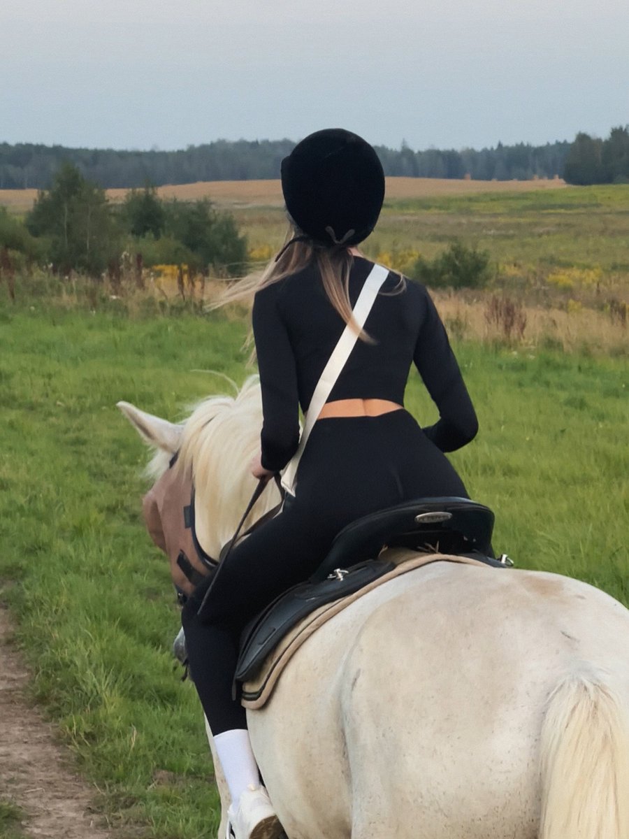 Mia_Journals's tweet photo. Escaped the noise for a bit to hang out with my favorite four-legged friend. Best therapist ever. π€«β€οΈ #UnplugAndWind #HorseTherapy #PeaceAndQuiet #NatureShot https://t.co/UDxgbntV7x