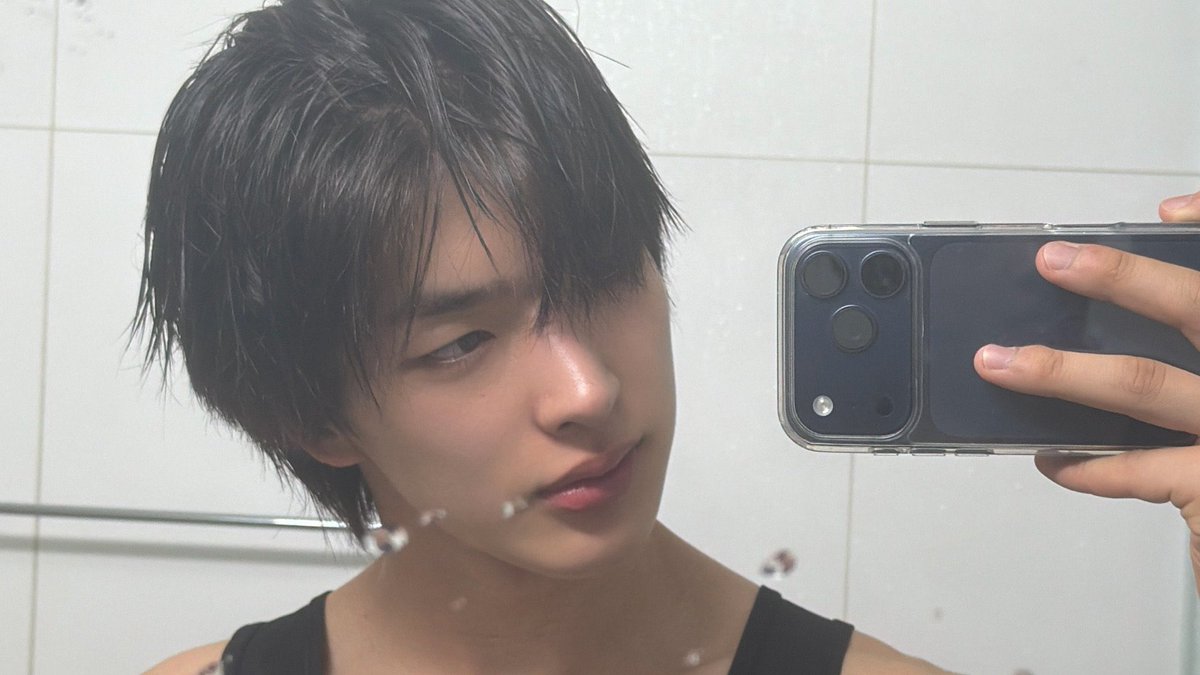 tbomoya's tweet photo. Mirror held high against the evening landscape, treats in hand for one last indulgence before sleep. This is me unfiltered, content, and yours to enjoy as the golden light fades. I, your finest view of the night. Bon appétit… and bonne nuit. https://t.co/PwXahRePXS