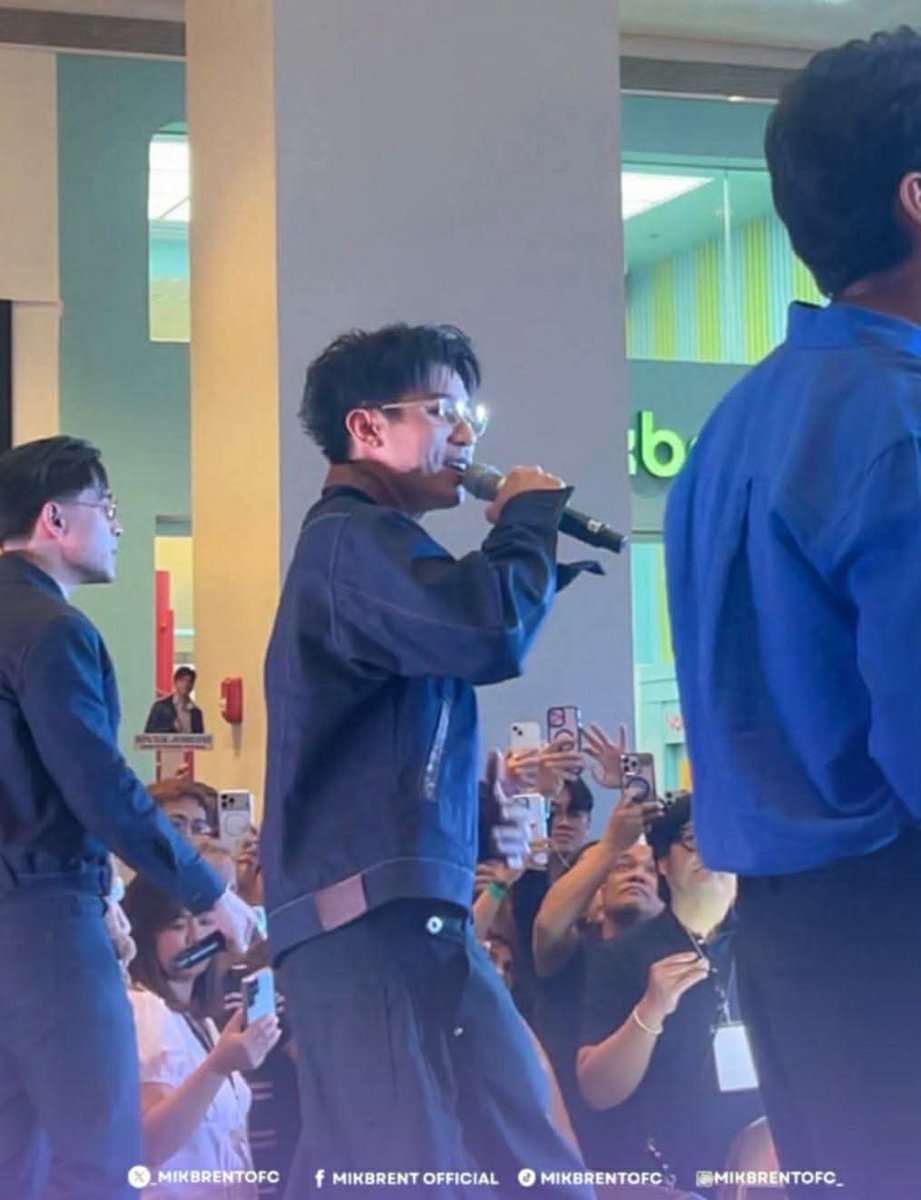 _MikBrentOFC's tweet photo. What a fun day with Brent at the kickoff of the 52nd MMFF in Greenhills! 

We made sure to bring Brent and his team a little something to keep them fueled for the day.

Seeing you smile, enjoy the stage, and perform in front of such a huge crowd with growing confidence is so heartwarming, @brentymanalo! You continue to make us proud every single time.

We’ll always be rooting for you. 

LOVER BRENTY LIVE AT GH MALL