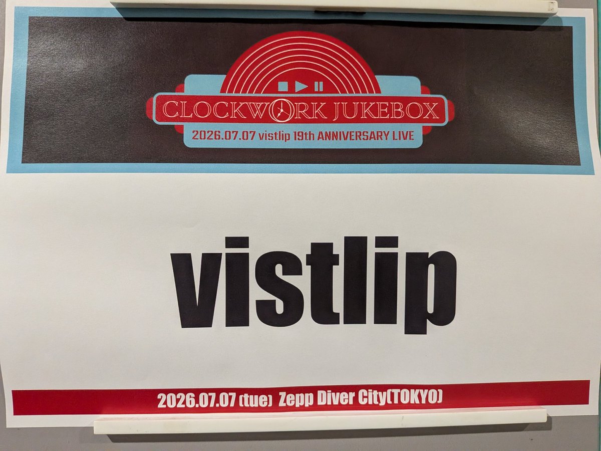 babaryudaddly's tweet photo. vistlip 19th Anniversary LIVE［CLOCKWORK JUKEBOX］@ Zepp DiverCity、無事に終了致しました。
関わりだして3回目。春に回ったツアーの流れも組み込みながら、様々な曲が散りばめられたベストな感じて楽しんで頂けたかな、、、と。ご来場の皆様、そしてメンバーと全てのスタッフの皆様、本当にありがとうございました！

今回の隠れホームランはステージに置かれたジュークボックス。ちゃんと中にはvistlipの楽曲表記も。これ、ちゃんと音が出る本物。The Isley Brothersの「Shout」かけて我々スタッフは「良いねー、アメリカンダイナーだねえ」と喜んだりして。これでBGM流したかったなぁwww

そして七夕はワタクシ恥ずかしながら誕生日。彼らと過ごす誕生日にも慣れてきました（笑）。還暦までなんと残り3年！いやー、年取り過ぎだろ、俺（泣）。還暦は彼らから祝って欲しいかもwww

＃vistlip
＃CLOCKWORKJUKEBOX
#ZeppDiverCity 
＃Tokyo
＃Japan
＃JROCK
＃vkei