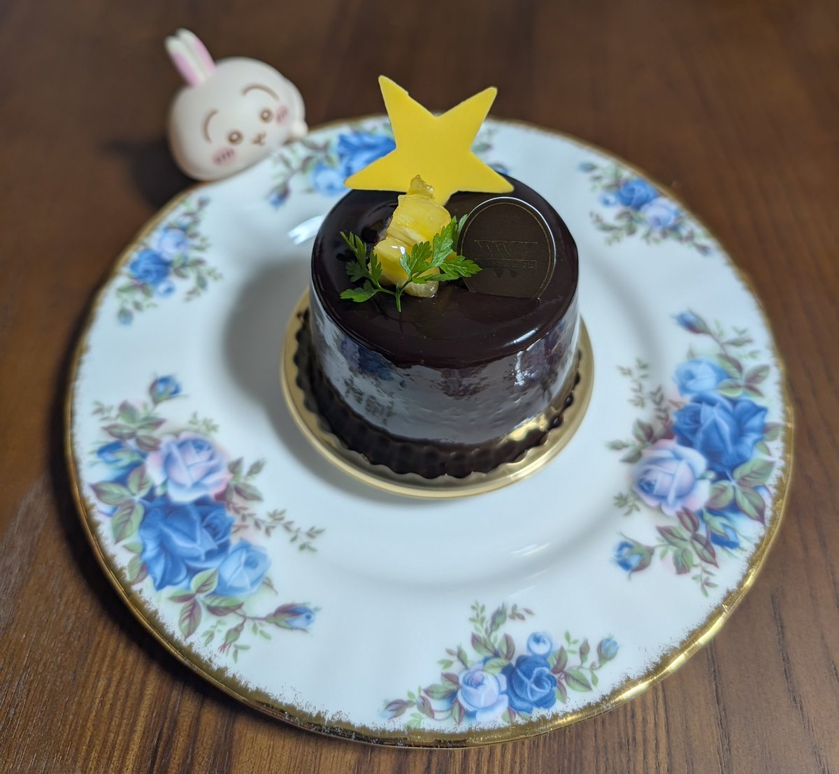 Iris_Torrefie's tweet photo. 今夜は #ジョージスチュアートティー のクイーンズチョイスと #ヴィタメール の「ショコラ・エキゾチック」で夜お茶しました💜
七夕仕様の星⭐️が乗ったパイナップルやオレンジの程良い酸味のビターチョコレートケーキ。
華やかなケーキにうさぎを合わせてみました🐇⭐️
#木漏れ日のお茶会 
#茶好連 https://t.co/Hk5tEcZkDk