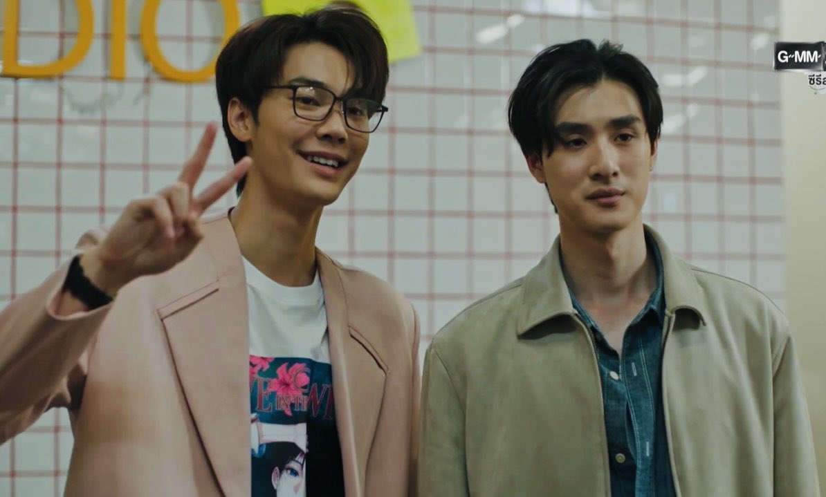 PPDew30's tweet photo. รูปคู่ชูสองนิ้วน่ารัก 

#MrKillSeriesEP1
#dewtee https://t.co/TJSXc2ATPi