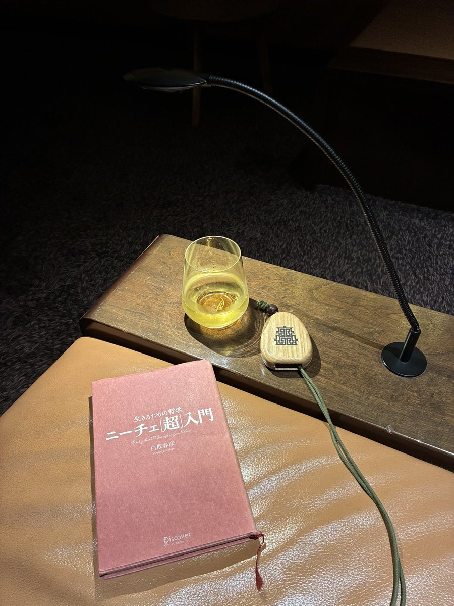fumi_0610's tweet photo. ホテルのラウンジでワイン飲みながら読書。
なんて贅沢✨ https://t.co/KQQyU5iY53