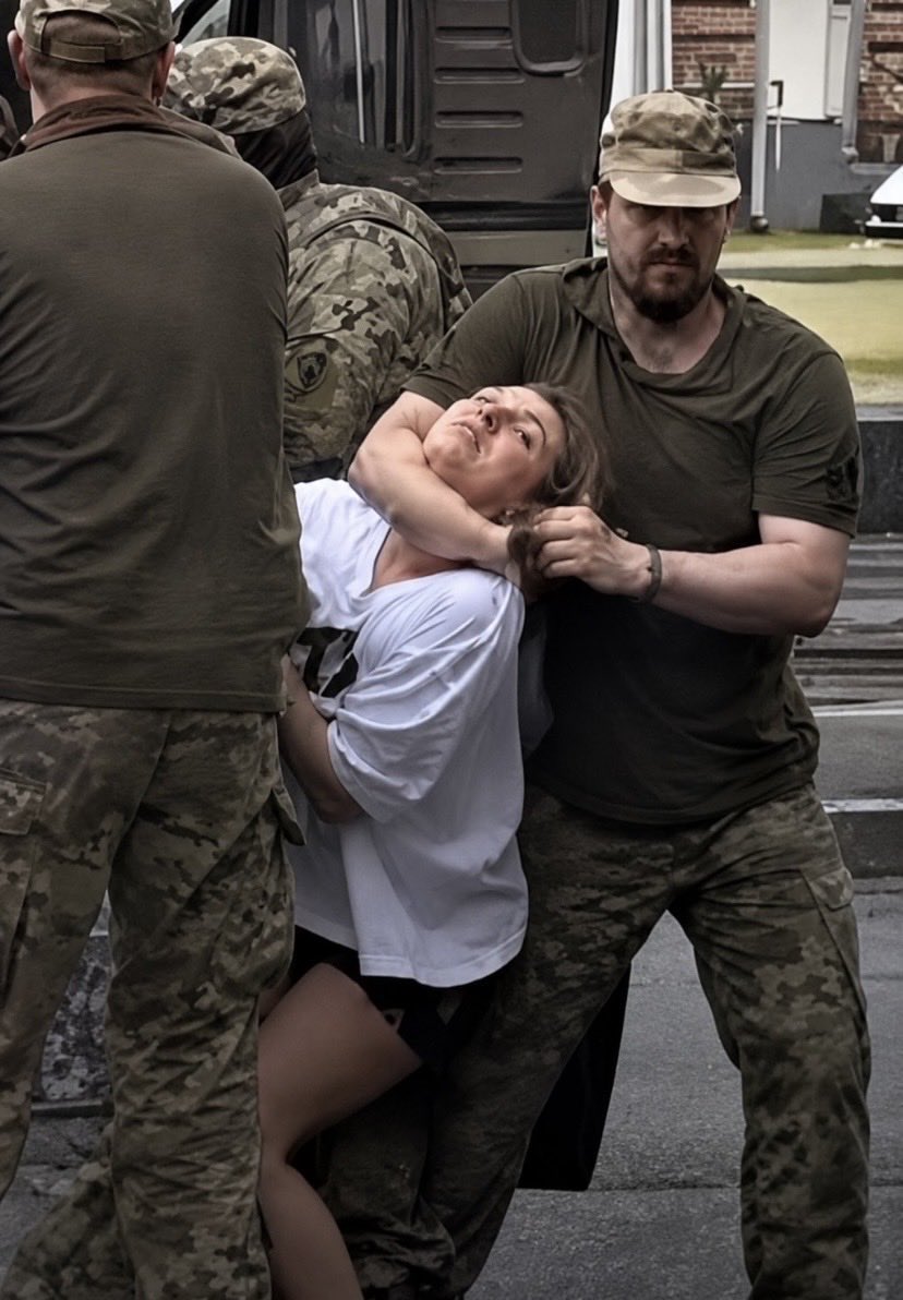 oleshkomyroslav's tweet photo. Військовий окупант ТЦК ЗСУ - побратим Казаріна, Муждабаєва, Берези і Кіпіані.
Душать жінку, цивільну українку. 

Режим Зеленського-Стерненко-Притули партії війни - це найгірше, що сталось з Україною. https://t.co/63wRiUdvZ3