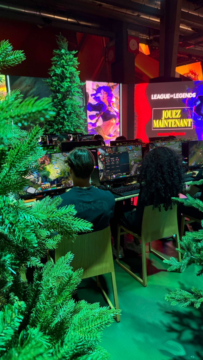 LoL_France's tweet photo. Retrouvez LoL à l' @EWC_EN à Paris Expo Porte de Versailles ✨

Vous y trouverez un booth plus vrai que nature reprenant des éléments de la map de League of Legends.

Différentes activités sont disponibles sur place : jouer à LoL/TFT ou Riftbound, mais aussi des stands funs pour se faire un tattoo éphémère ou pour tester sa force et ses réflexes.

Et évidemment, il y a des coffres et orbes à gagner, alors on vous attend 🫡