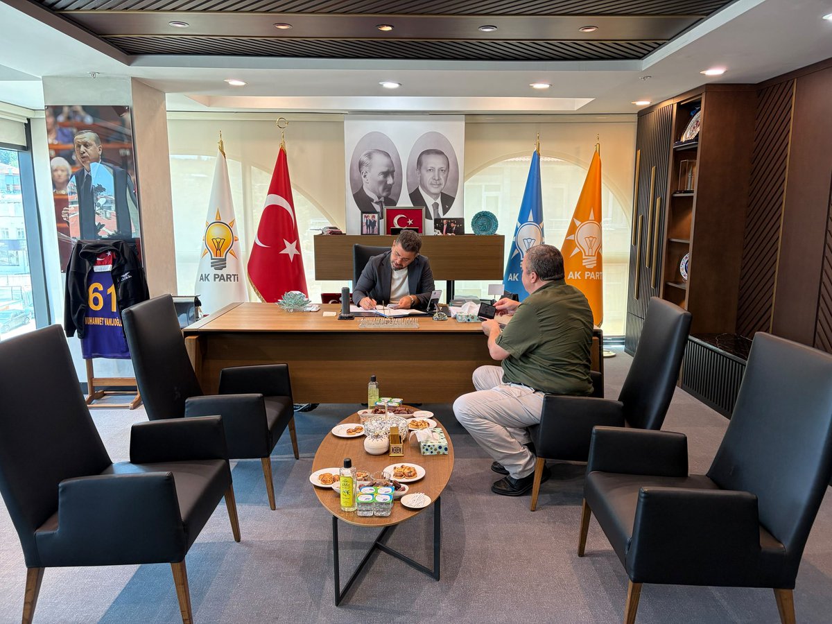 eyupilceakparti's tweet photo. Salı Buluşmalarımız kapsamında İlçe Başkanlığımızda misafirlerimizi ağırlamaya devam ediyoruz.

Eyüpsultan PTT Müdürü Sadık AYCIL ve kıymetli misafirlerimiz, İlçe Başkanlığımızda Başkanımız @Muhmmtvanlioglu’nu ziyaret etti.
Nazik ziyaretleri için kendilerine teşekkür ederiz.

@abdullahozdemir 
@akpartiistanbul