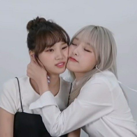 npomvtt's tweet photo. POMBO CORREIO 🕊️  Uma fã tinha fancall com a Yena e no mesmo dia com a Chaewon do LE SSERAFIM, então a Yena mandou a fã pedir pra Chaewon responder as mensagens dela.

Na fancall com a Chaewon, ela disse que era a Yena quem não estava respondendo 😅 https://t.co/yAV7QiG8Qb