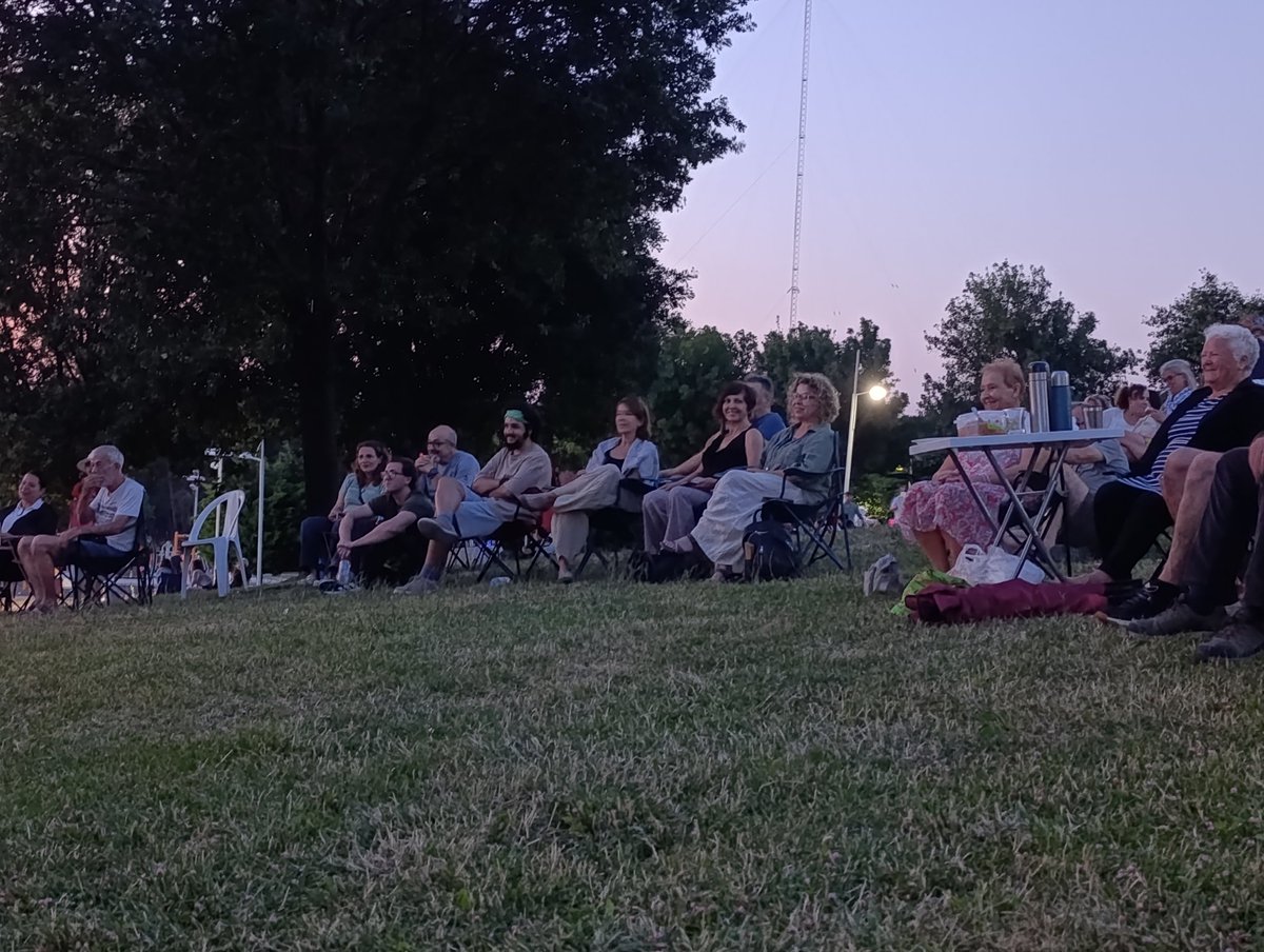 tipcanakkale's tweet photo. Özgürlük Parkı'nda Çanakkaleli hemşehrilerimizle beraber Deniz Göktaş'ın "Ölü Deniz" gösterisini izledik.

Mizahın ve sanatın cezalandırılmasını kabul etmiyoruz. Deniz Göktaş derhal serbest bırakılsın!

Neşemizi çalmalarına izin vermeyecek, bu zorbalık düzenine karşı sesimizi kısmayacağız!

@TipKulturSanat
