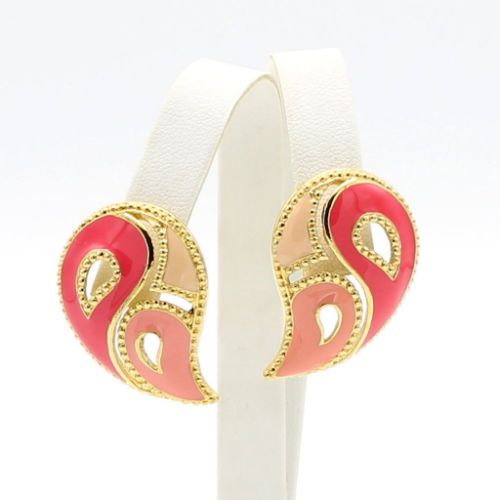 FlotsamMich's tweet photo. Avon "Kaleidoscope" Earrings Pink
"Kaleidoscope" by Avon from 1992 - paisley whorls in shades of pink enamel edged in polished goldtone.
#retro #jewelry #hippie #paisley #boho #signed #Avon #vintage #funinthesun #summerstyle #giftforher #etsyvintage https://t.co/zZx5NfCtaS https://t.co/WDGHKRIFf7