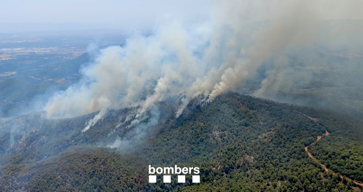 bomberscat's tweet photo. Estat #IFSentmenat a les 16 h. Hi seguim treballant amb 71 dotacions, 6 de les quals aèries #MAER. Abundants focus secundaris al cap. Revisem ind��stries i habitatges afectats amb el Grup d'Estructures Col·lapsades #GREC #Bomberscat 152 ha cremades @agentsruralscat https://t.co/WMbZbWZI5H