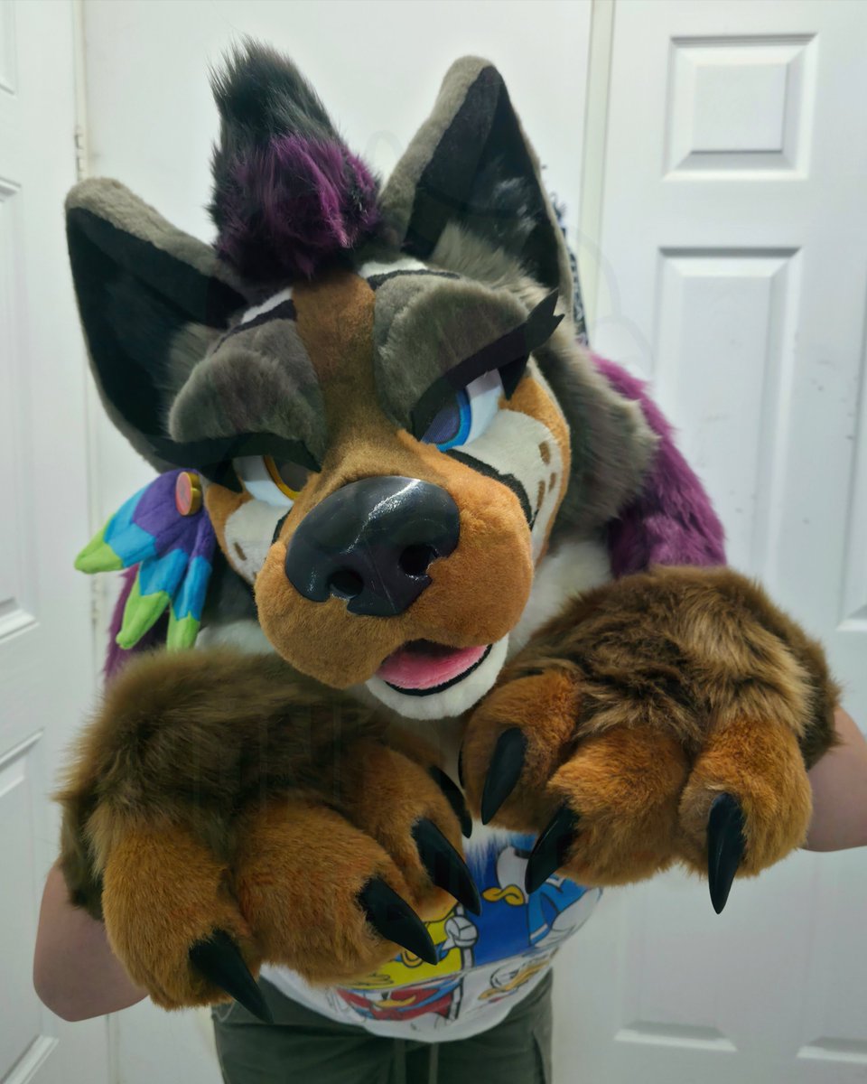Chonky_Tiel's tweet photo. Valkuust is done ✅️ and ready to go home! 🇲🇽

This cute character is a hybrid of various species! Mexican Wolf /Fennec Fox /Jackal 🐺

We made this commission on a 3D printed base.
It features a cute magnetic feather pendant 🪶✨

They'll be making his owner happy soon! 🐦 https://t.co/cNChHdbHsm
