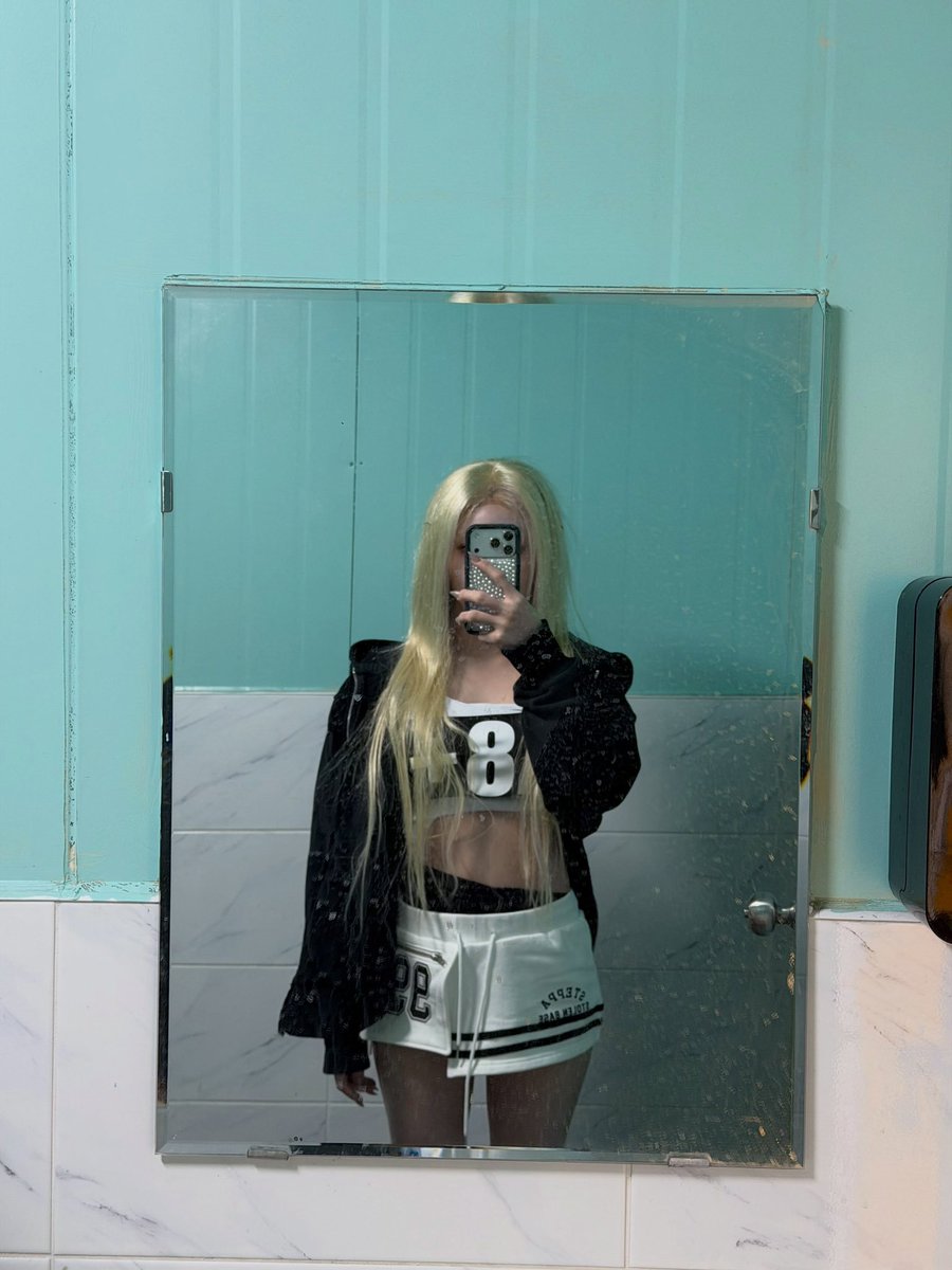 KimLipBR's tweet photo. Kim Lip via Instagram
"<Hyper-Ego>"

🎵 girlsweetvoiced • a million faces

#김립 #KimLip https://t.co/bBdSUoXMXO