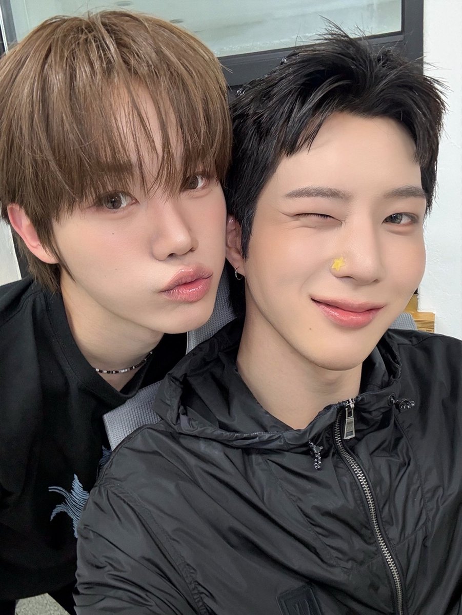 DIGNITY_members's tweet photo. 루오양! 생일 축하해🎉🥳🎉
우리 루오 같이 버티고 웃으면서 지금까지 온 시간이 너무 소중해🥰❤️
앞으로도 우리 재밌게 오래오래 활동하자♡
생일 진심으로 축하해!

#LUO #루오 #LUKE #루크 
#DIGNITY #디그니티 https://t.co/znCEJZKEqe