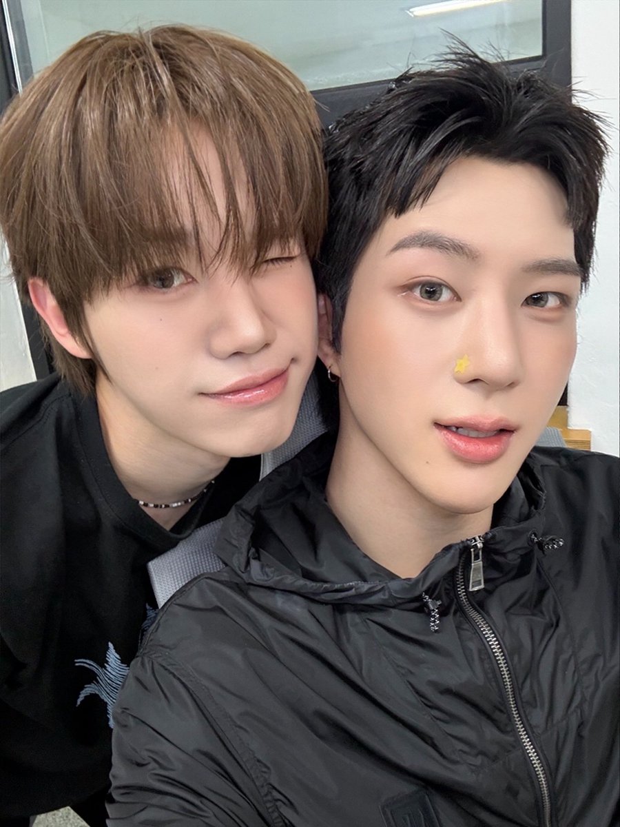 DIGNITY_members's tweet photo. 루오양! 생일 축하해🎉🥳🎉
우리 루오 같이 버티고 웃으면서 지금까지 온 시간이 너무 소중해🥰❤️
앞으로도 우리 재밌게 오래오래 활동하자♡
생일 진심으로 축하해!

#LUO #루오 #LUKE #루크 
#DIGNITY #디그니티 https://t.co/znCEJZKEqe