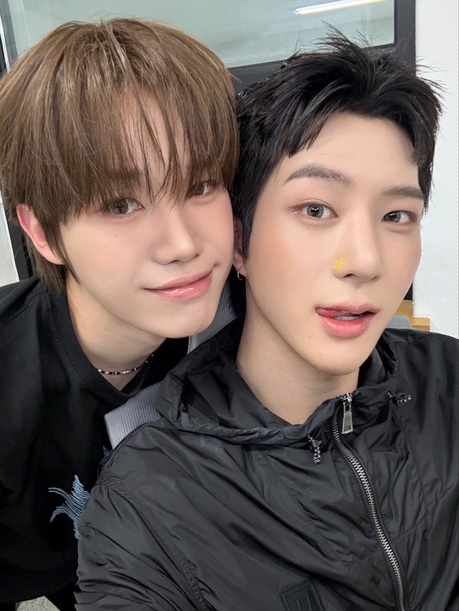 DIGNITY_members's tweet photo. 루오양! 생일 축하해🎉🥳🎉
우리 루오 같이 버티고 웃으면서 지금까지 온 시간이 너무 소중해🥰❤️
앞으로도 우리 재밌게 오래오래 활동하자♡
생일 진심으로 축하해!

#LUO #루오 #LUKE #루크 
#DIGNITY #디그니티 https://t.co/znCEJZKEqe