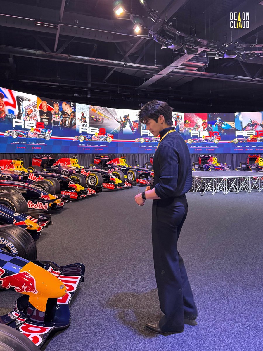 beoncloud_th's tweet photo. ภาพบรรยากาศ มาย ภาคภูมิ เยี่ยมชม Red Bull Racing Factory 🏎️ ในทริป Clear Men Charge To The Max at British GP 🏁

#ClearThailandXMile 
#ClearThailand #ClearMenThailand https://t.co/bWEKGoJgTx