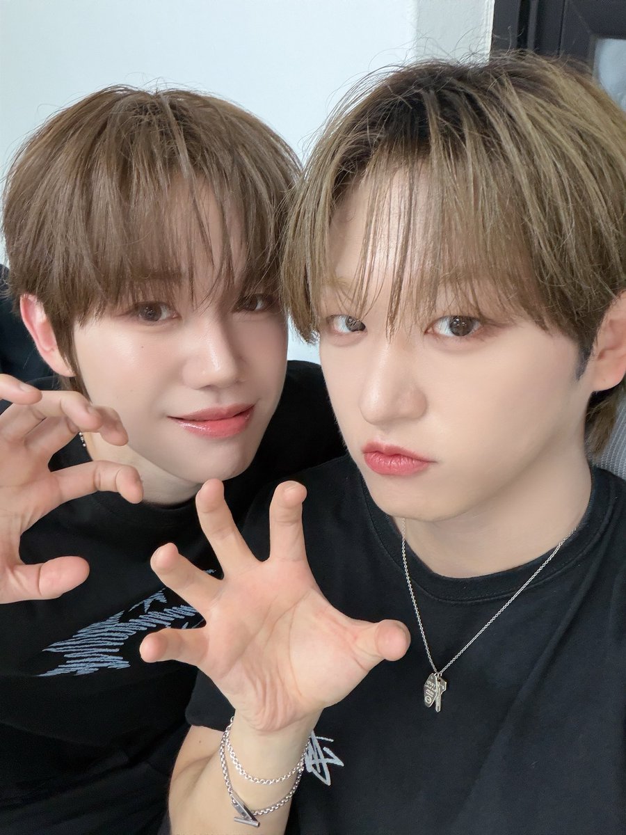 DIGNITY_members's tweet photo. 패트와 매트에서 패트 루오야 생일 축하하고 머리색이 점점 비슷해진다? 이러곸ㅋㅎㅎㅋㅎㅋㅎㅋㅎㅋ
아무래도ㅠ 생일 너무 축하하고 우리 이따가 어차피 만나니까 이따가 만나서 더 축하해줄게🤍 
생일 축하해🫶🏻🫶🏻

#디그니티 #DIGNITY #루오 #LUO #온 #ON #SLIPSHOT #POINT_BLANK https://t.co/u1NaKknxSp