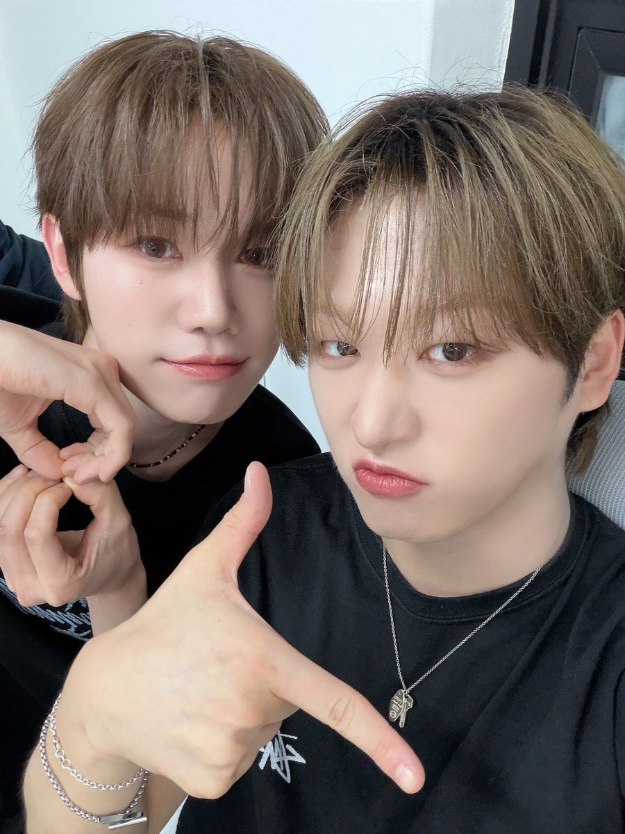DIGNITY_members's tweet photo. 패트와 매트에서 패트 루오야 생일 축하하고 머리색이 점점 비슷해진다? 이러곸ㅋㅎㅎㅋㅎㅋㅎㅋㅎㅋ
아무래도ㅠ 생일 너무 축하하고 우리 이따가 어차피 만나니까 이따가 만나서 더 축하해줄게🤍 
생일 축하해🫶🏻🫶🏻

#디그니티 #DIGNITY #루오 #LUO #온 #ON #SLIPSHOT #POINT_BLANK https://t.co/u1NaKknxSp