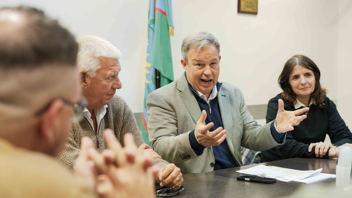 CascallaresPJ's tweet photo. Mantuvimos un encuentro en @diputadosba con representantes de las 18 sedes bonaerenses de Precosquín y junto a @enriquedichiara, @lriesgo y @solemartinezw dialogando sobre la realidad de cada una de la sedes del festival consagratorio del Folklore Nacional y la importancia de seguir apoyando a los miles de artistas bonaerense que participan de este histórico evento. 

En ese marco celebramos la gran noticia del apoyo del gobernador @kicillofok a los encuentros bonaerenses del Precosquín a partir del convenio firmado con @raulcardinali_ en mayo pasado. 

La cultura bonaerense es identidad, desarrollo, comunidad y motor de una Provincia que defiende lo nuestro. 

@TurismoPBA