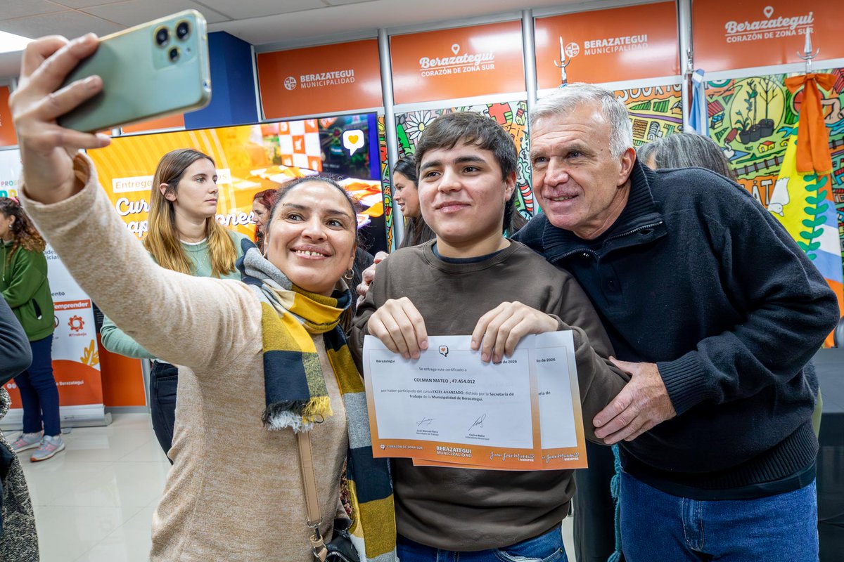 CarlosBalorBera's tweet photo. 220 berazateguenses recibieron sus certificados por finalizar los cursos gratuitos de Emprendedurismo, Informática y Manipulación Segura de Alimentos que dictamos, gratis, entre @MuniBerazategui y @BAProvincia.

#Berazategui #BerazateguiCorazónDeZonaSur https://t.co/wKGHYpYUZH