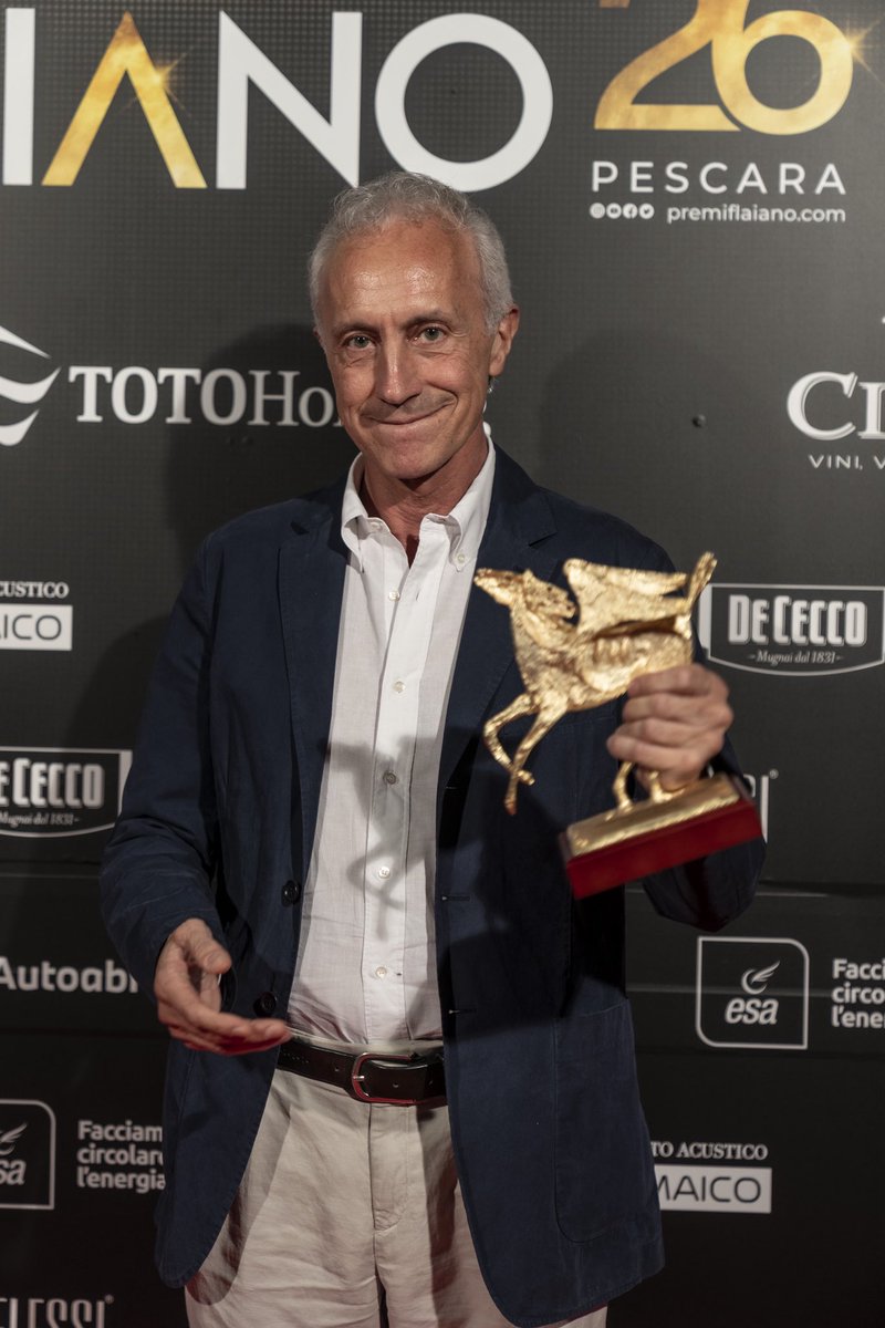 marcotravaglio's tweet photo. Domenica sera, nella piazza di Pescara, mi è stato conferito il Premio Internazionale Ennio Flaiano per il Giornalismo. Basta il nome di un mostro sacro della satira, della letteratura e della sceneggiatura come Flaiano, per dirvi quanto io sia orgoglioso di questo riconoscimento. Ringrazio la giuria per avere pensato a me e condivido il premio con tutti i colleghi, i lettori e gli abbonati del Fatto quotidiano.