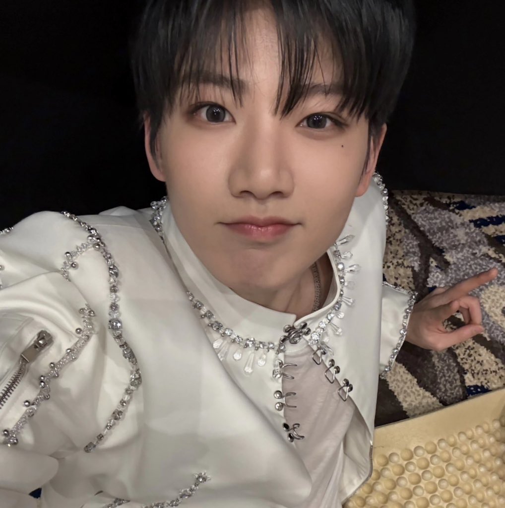 kkujjo9's tweet photo. 쟁쟁한 뀨셀카들 중 내 맘을 가져간 탑4. https://t.co/fuomEiLEAx
