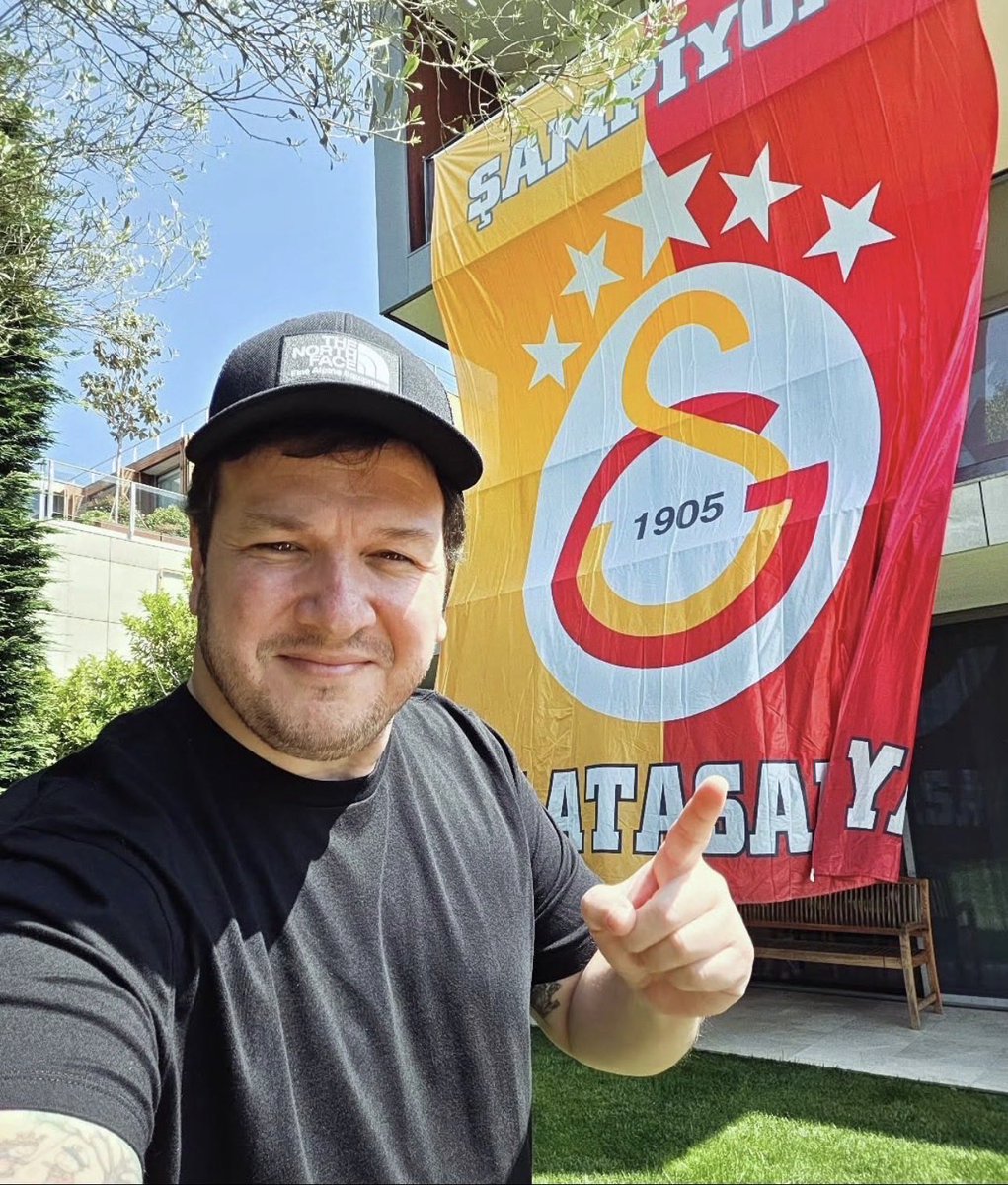 GALATASARAY_fa's tweet photo. #ŞahanSeninleyiz
Dik dur eğilme #Galatasaray taraftarı seninle @sgokbakar
#ŞahanGökbakar

Posetcıler simitçiler otelcıler https://t.co/EPzKrhtmW2