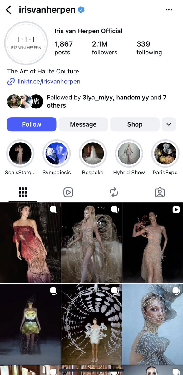 Mahaalmaha1990's tweet photo. الحساب الرسمي لدار الأزياء العالمية Iris van Herpen يشارك لقطات لضيوف عرضه الأخير "Sonic Starquakes".. والعالمية هاندا ارتشيل تتصدر غلاف المنشور الجماعي بإطلالتها الأيقونية الساحرة! 🔥✨

 تواجد طاغي يخطف الأنظار كالعادة 👑♥️

#HandeErçel
 #IrisVanHerpen https://t.co/Ot3Q78HBFf