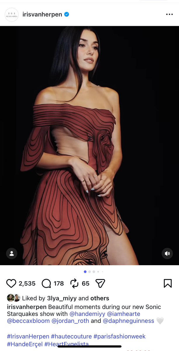 Mahaalmaha1990's tweet photo. الحساب الرسمي لدار الأزياء العالمية Iris van Herpen يشارك لقطات لضيوف عرضه الأخير "Sonic Starquakes".. والعالمية هاندا ارتشيل تتصدر غلاف المنشور الجماعي بإطلالتها الأيقونية الساحرة! 🔥✨

 تواجد طاغي يخطف الأنظار كالعادة 👑♥️

#HandeErçel
 #IrisVanHerpen https://t.co/Ot3Q78HBFf