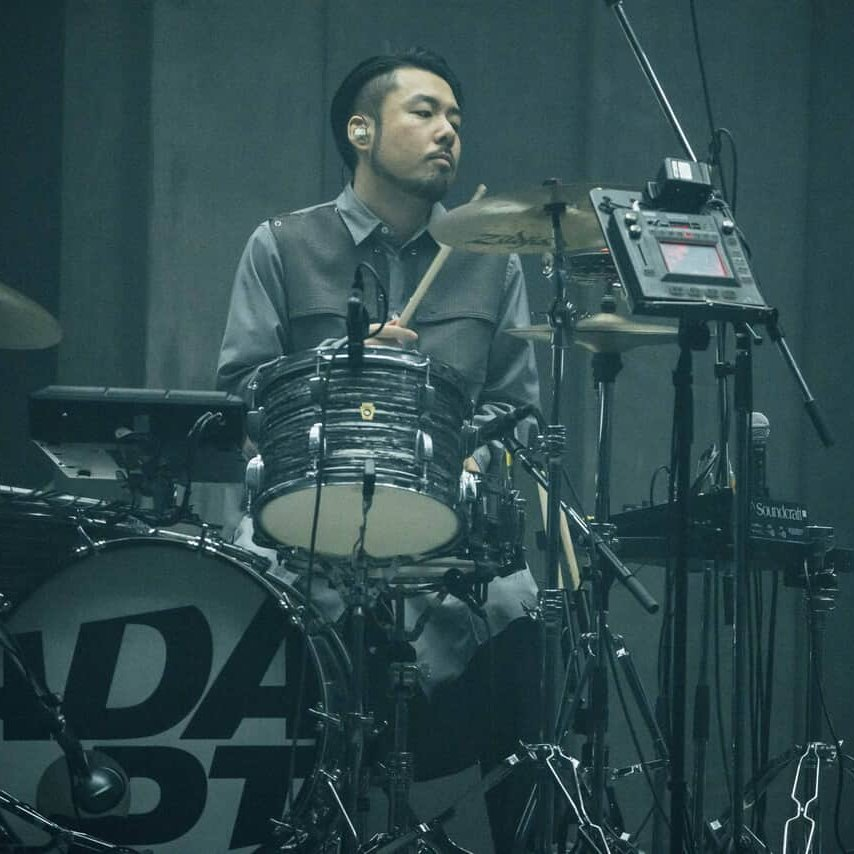 sakana_byfans's tweet photo. 本日はサカナクションでドラムを担当している江島啓一さんの誕生日です。バンドの音づくりにいなくてはならない大切な存在。おめでとうございます！ https://t.co/shhCp46p0P