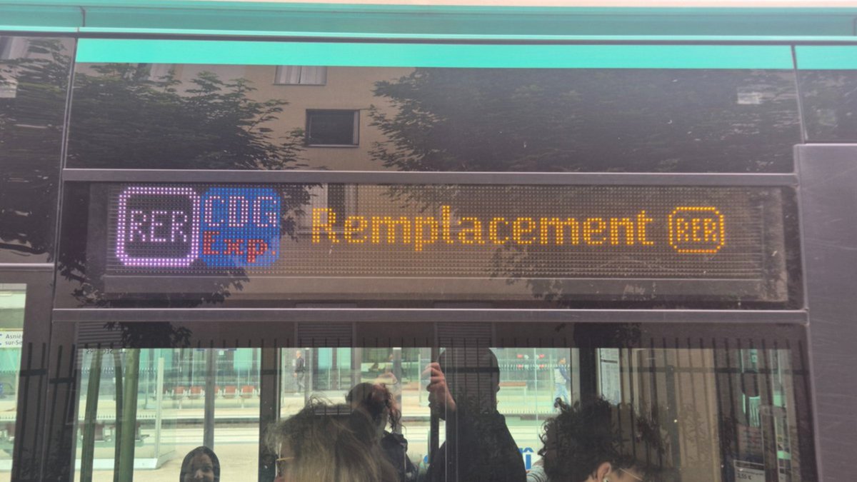 PoteletParisien's tweet photo. 🚍🔧🚨| PETITE EXCLU ! 
Tout est déjà prêt ! La ligne CDG Express n'est toujours pas en service et pourtant il existe déjà des bus avec des girouettes #CDGExpress https://t.co/l9YkI9V2j9