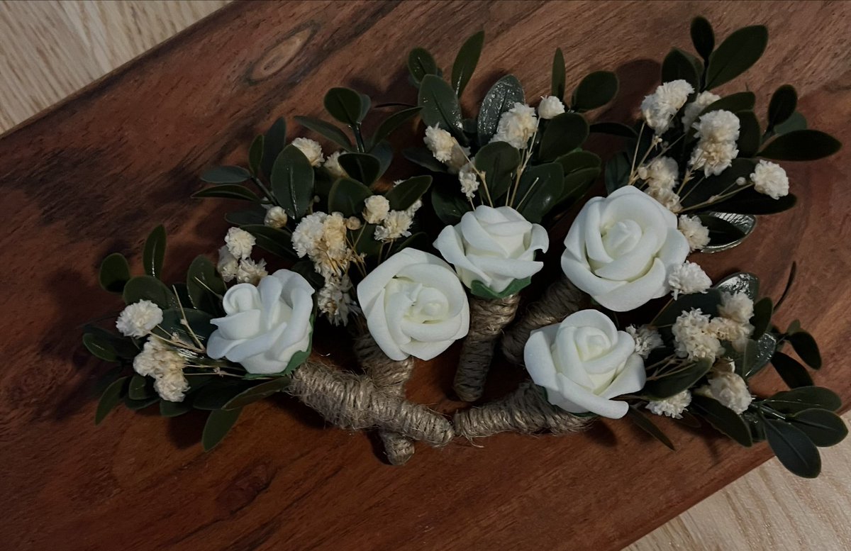 KristiinaAhl's tweet photo. Nyt olis saatavilla myös tämmösiä vieheitä ja muita koristeita häihin ja muihin juhliin🫶🏼 Tulossa myös vieheisiin mätsääviä hiuskoristeita, pinnejä ja pantoja, stay tuned! #herkkujahehku #häät #viehe #ruusu #koriste https://t.co/YfS1yCyOzW