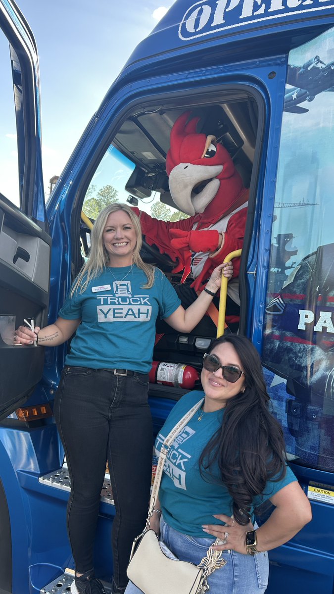 DriveWerner's tweet photo. Big smiles at Phoenix Truck School ๐๐
Phoenix the mascot joined Tara, Ally, Operation Freedom Driver AJ, and Field Recruiter Lee to share what life on the road with Werner is all about.
#WernerDrivers #CDLTraining https://t.co/7mBQklpPbQ