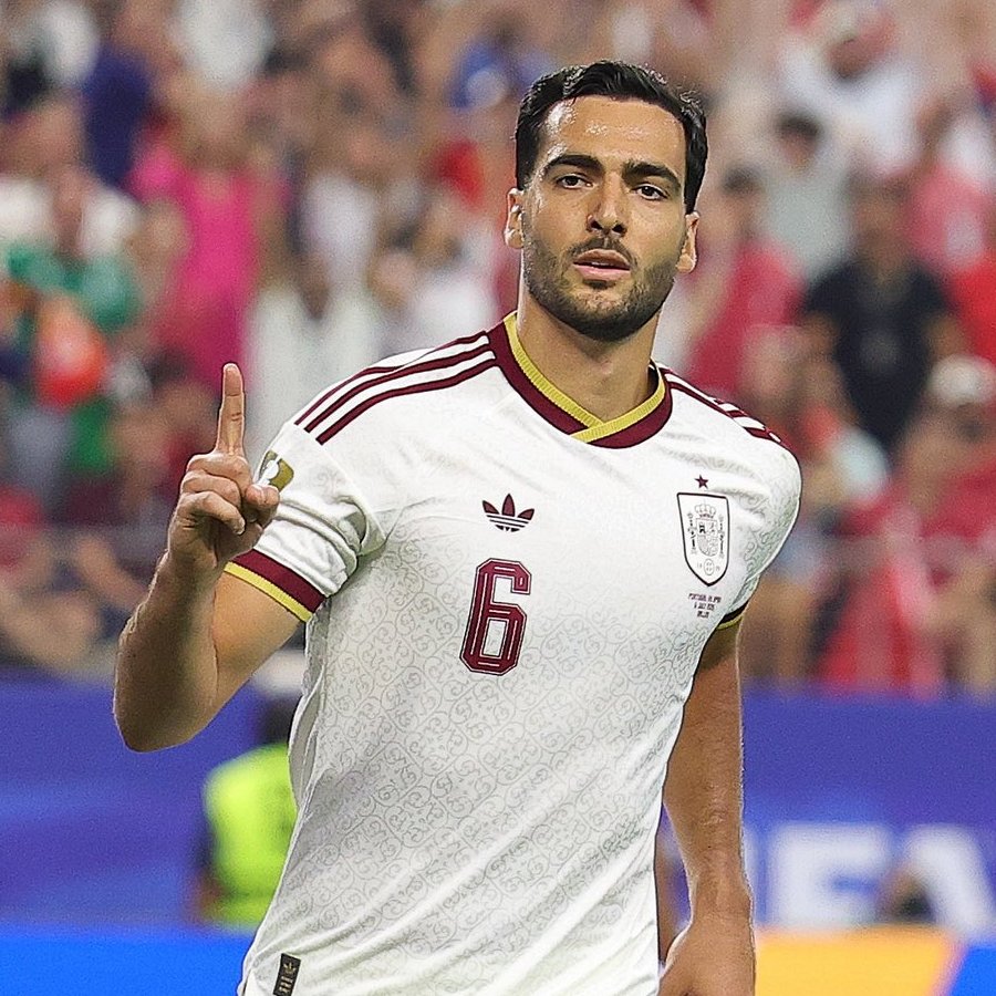 declanstar1's tweet photo. 🚨🗣️🇪🇸 Luis de la Fuente on Mikel Merino. 

"Around the 50th minute, I wanted to bring Mikel on. He looked at me, smiled, and said, 'Coach, not yet. I'm still studying their defenders. They'll switch off late.'

By the 85th minute, time was running out and we needed a goal. He nodded and said, 'Coach... it's time.'  5 minutes later... the stadium erupted."