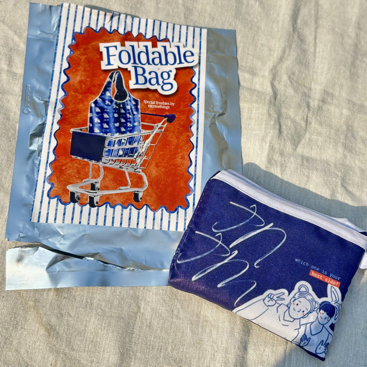 leoveliy's tweet photo. another terima kasih untuk salah satu author favorit akuuu kak pit @recreathings :______) jujur lebih grogi ketemu orangnya dibanding terima freebies… akhirnya bisa melihat orang yg menciptakan arjunang 😭🤍 &amp; super baiiik banget! https://t.co/H3Wl3V9WTt