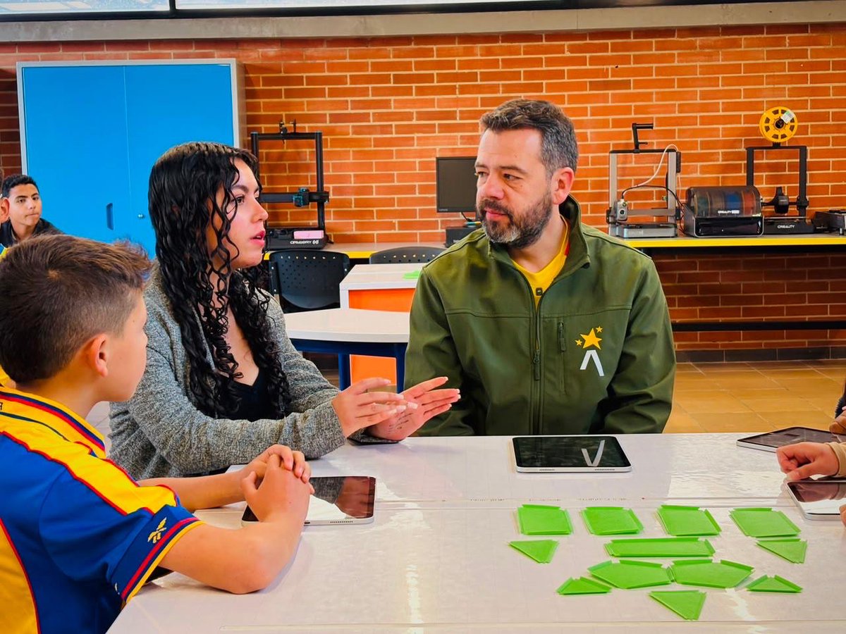 ConsejeriaTIC's tweet photo. Participamos en el Lanzamiento de EduCo - Bogotá Aprende Digital con el alcalde @CarlosFGalan y @educacionbogota.
Compartimos con los niños y niñas del @ColegiodelaBici🚲 de la localidad de #Bosa. Ellos recibieron tabletas con las que darán inicio a la apuesta pedagógica para que nuestras niñas, niños y jóvenes dejen de ser solo espectadores digitales y se conviertan, desde ya, en los creadores e innovadores del futuro de #BogotáCapitalDigital. 🙌