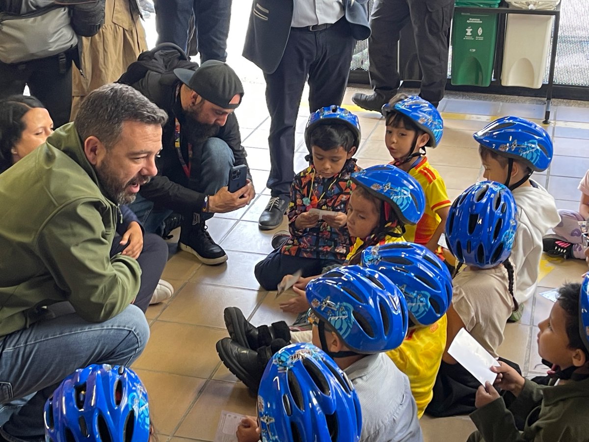 ConsejeriaTIC's tweet photo. Participamos en el Lanzamiento de EduCo - Bogotá Aprende Digital con el alcalde @CarlosFGalan y @educacionbogota.
Compartimos con los niños y niñas del @ColegiodelaBici🚲 de la localidad de #Bosa. Ellos recibieron tabletas con las que darán inicio a la apuesta pedagógica para que nuestras niñas, niños y jóvenes dejen de ser solo espectadores digitales y se conviertan, desde ya, en los creadores e innovadores del futuro de #BogotáCapitalDigital. 🙌