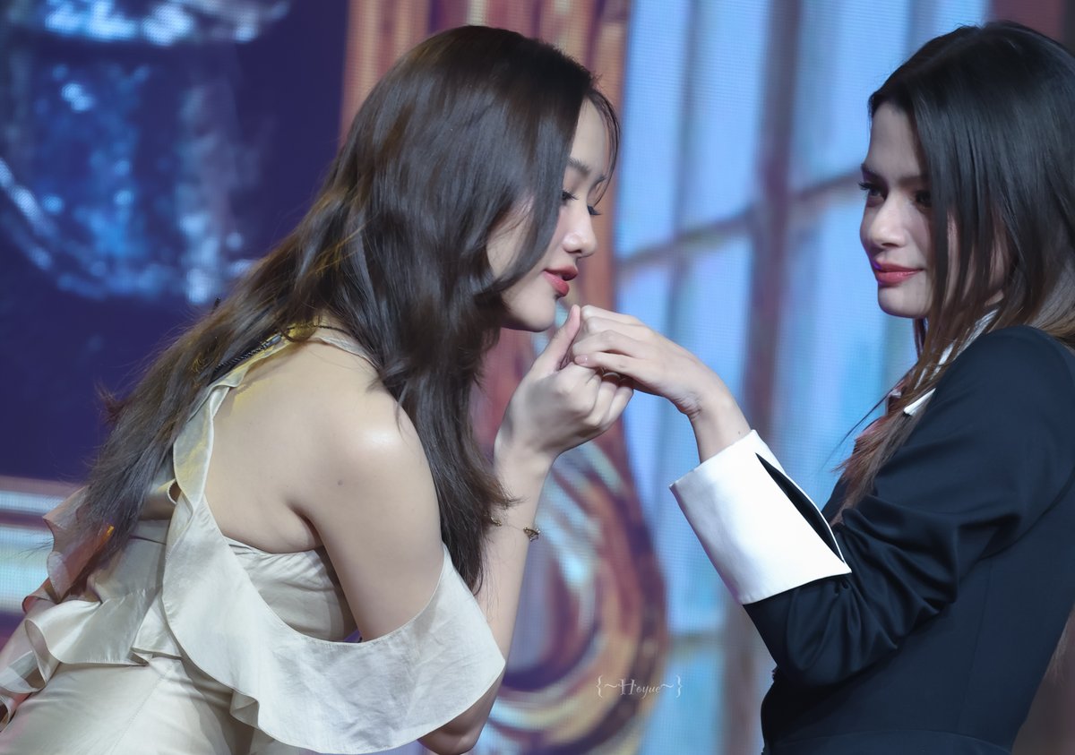 Freen Sarocha e Becky Armstrong si guardano tenendosi per mano