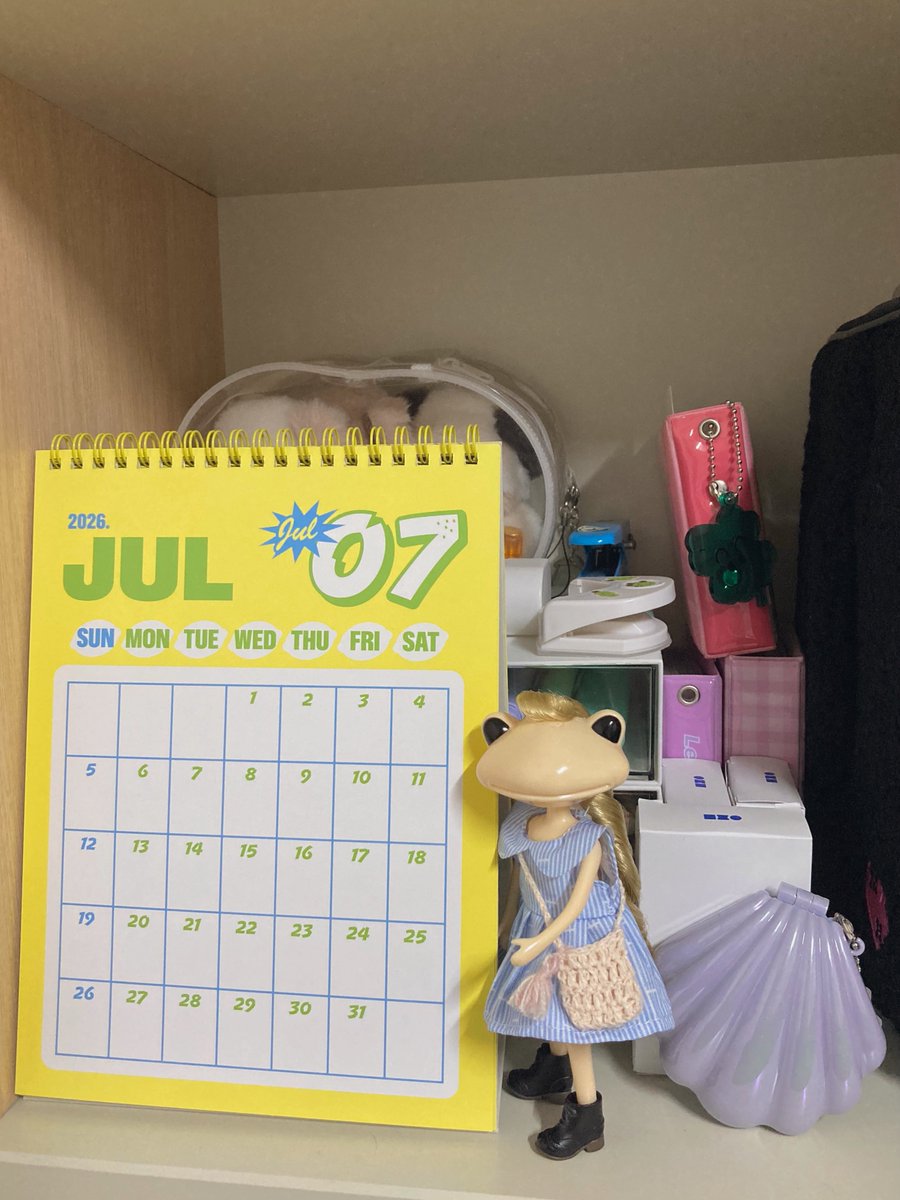 __summer_days__'s tweet photo. 다이소에서 사온 인형옷을 개굴짱에게 입혀보다가 슬슬 넣어두려고 했던 쉐리까지 여름 옷으로 갈아 입히기 완 🫠👍 https://t.co/WOXoGEnZtw