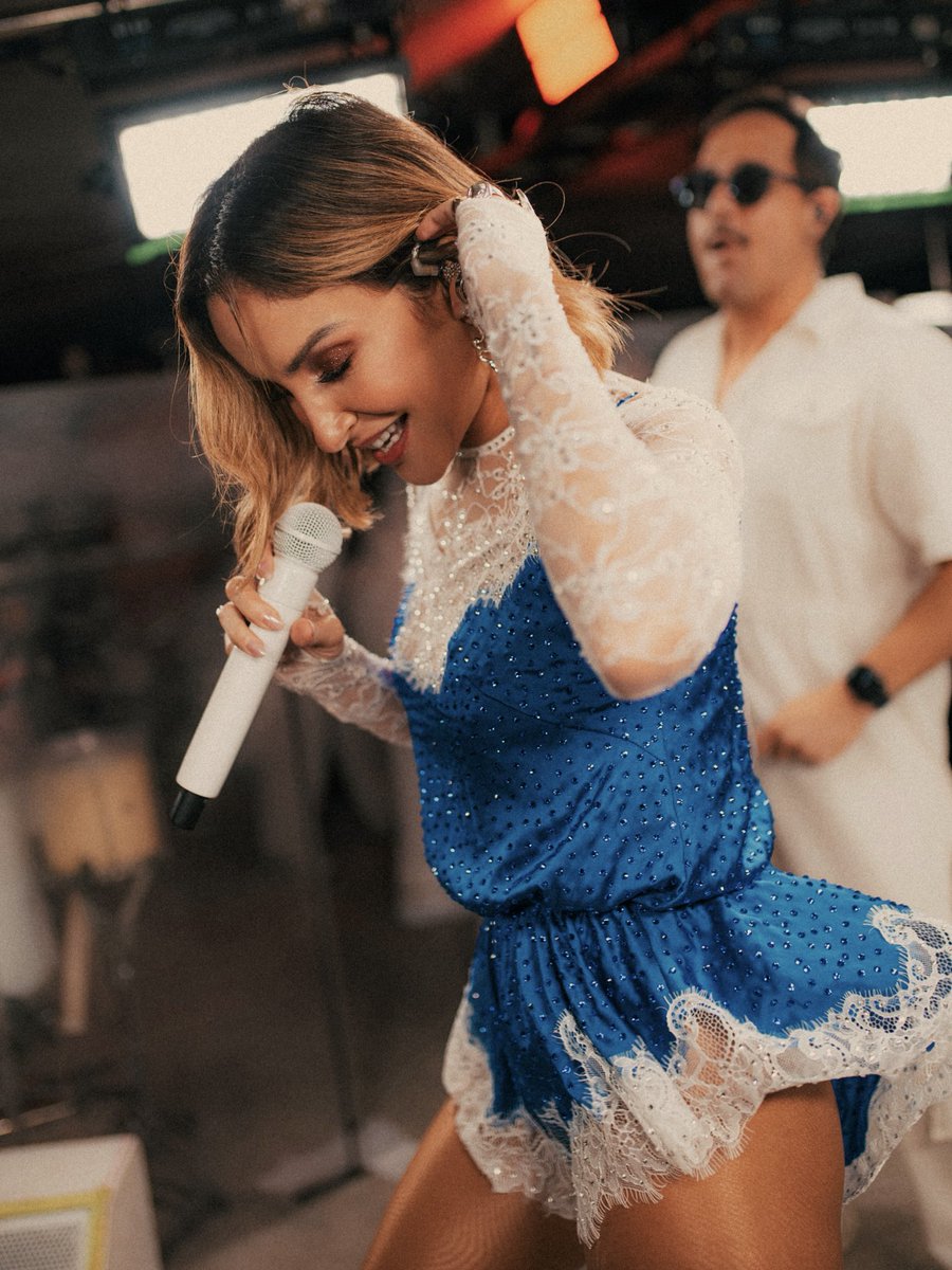 ClaudiaLeitte's tweet photo. Itagi, a gente honrou a nossa fama de brasileiro ser craque em seguir em frente 😏 Show lindo e muito especial no #SãoPedroDeItagi! Ter minha família com a gente foi massa ♥️ https://t.co/eaN1lghQXw