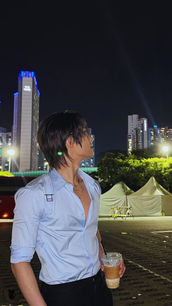 gfstarhwa's tweet photo. dilf yh/sugar bby mg

In theory, YH knew he isn’t MG’s only client but seeing it in practice was something else.

A week ago he asked MG to accompany him to an event &amp; was turned down. He didn’t expect that MG was unavailable bc he was attending wrapped around another man’s arm. https://t.co/eDEVw6dWXH