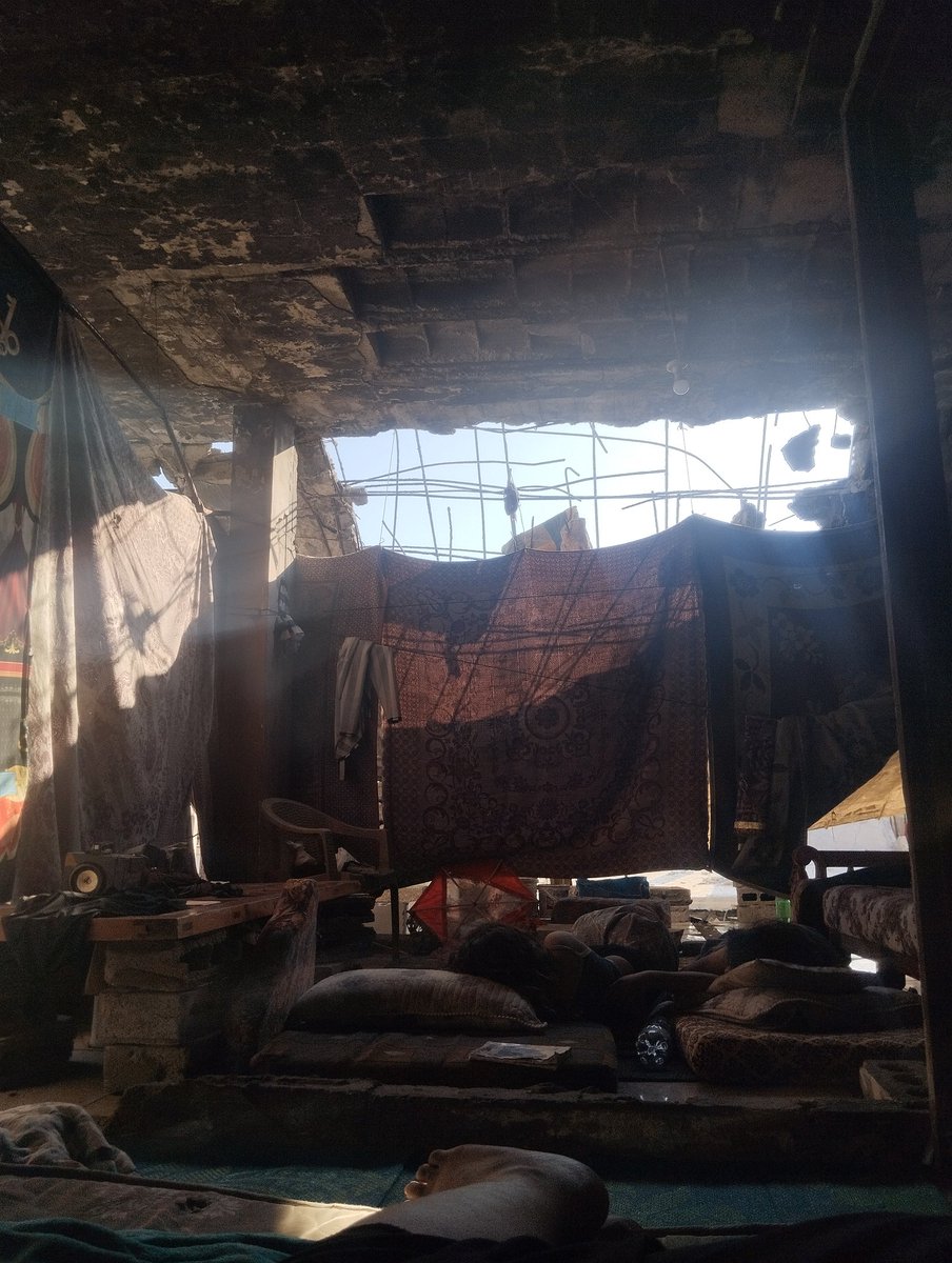 EslamShath36489's tweet photo. My children have the right to live in dignity and safety. The situation is difficult and dangerous, and the house is about to collapse. We want to move to a rented house. Please help me 😭💔😔 https://t.co/pEhQCfnylL
