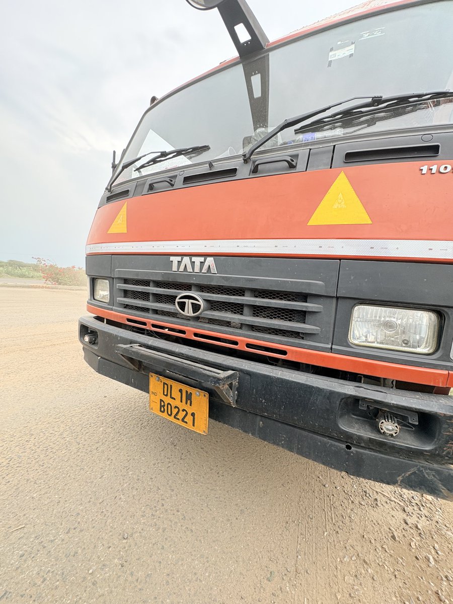 iamnirbaan's tweet photo. @PoliceRajasthan @RajPoliceHelp Today at around 6.00 PM a truck(DL1MB0221) hit my car on NH 8 near Highway King Shahpura. This caused a damage of my driver side mirror. Also, when I asked the driver about vehicle owner info, he denied &amp; said that file a complaint. https://t.co/VxGxtrn4P1
