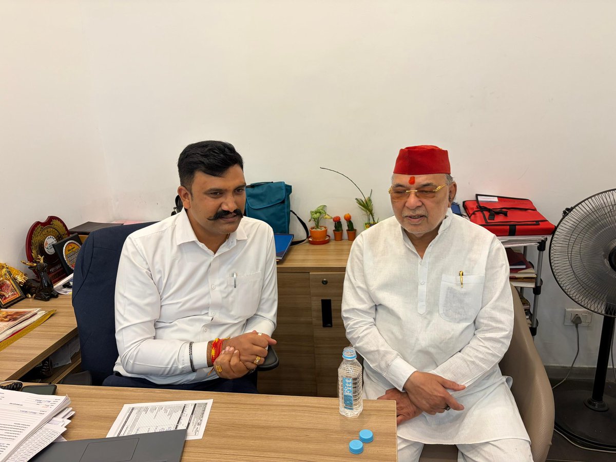 Ravidassp's tweet photo. विधानसभा लखनऊ मध्य के अंतर्गत राजा बाजार वार्ड मे श्री कमाल खान जी को न्यू गाड़ी लेने की हार्दिक बधाई एवं शुभकामनाएँ।

ईश्वर से प्रार्थना है कि यह नई शुरुआत आपके जीवन में सुख, समृद्धि, उन्नति एवं निरंतर सफलता लेकर आए।
@yadavakhilesh https://t.co/zDZ6aQzR1Z