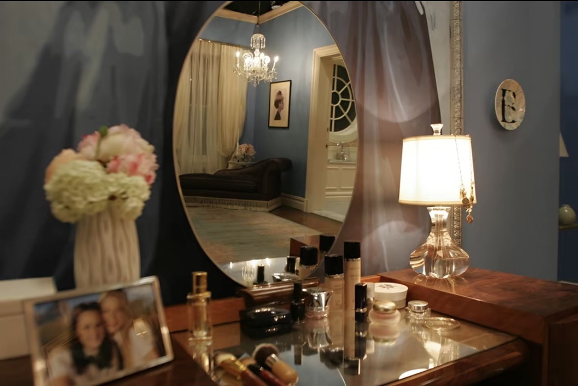 majoutpas's tweet photo. still obsessed with blair waldorf’s bedroom https://t.co/bAmSnS8IgA