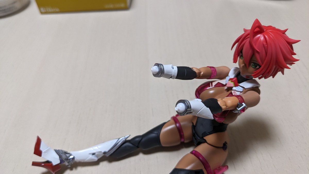 sennukisoft's tweet photo. 両手首足首の関節は逝ったし、ヒールも割れたし、
肩関節もなんなら写真撮ってる時にモリッと逝くし、
塗装ハゲ修正失敗で肌も3回塗り直したし…

全塗装したのも含め、ガシガシ遊ぶ感じではなくなってしまったけれど、
とにかくクソエロカッコいいプラモなのでオススメです…！ https://t.co/fC7qdBs4ig