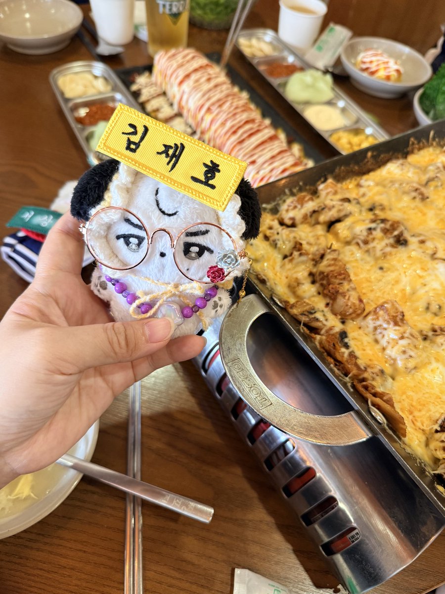 jju_k14's tweet photo. 오늘 진짜 오랜만에 짱꼬집 갔더니 벽이 진짜 엄청나짐ㅋㅋㅋ
사장님한테 혹시 재호가 와서 이거 봤냐고 물어봤더니 나몽이들 오고나서는 못 와봤구 사진찍어서 보내줬더니 좋아했데ㅎㅎ

아무튼 우리 테이블 밖에 없어서 맛나게 먹고 재호얘기 실컷 하고 옴😃 https://t.co/WQXdyO7cHc