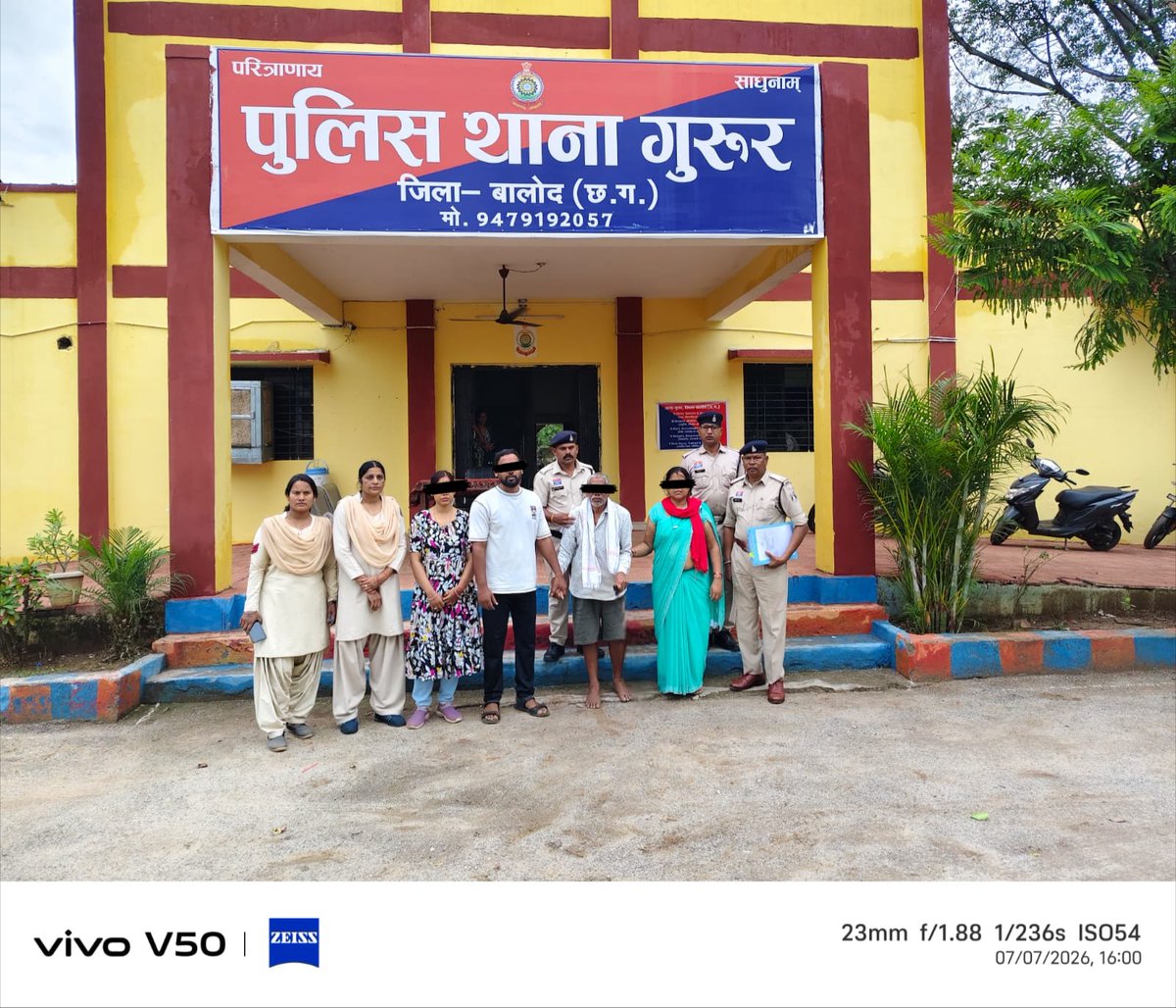 Balodpolice's tweet photo. नव विवाहिता की मृत्यु एवं दहेज प्रताड़ना प्रकरण में पुलिस कार्यवाही।

नव विवाहिता मृतिका से दहेज मांग करने वाले आरोपीगण के विरूद्ध थाना गुरूर मे अपराध  पंजीबद्ध

नव विवाहिता ने प्रताड़ित होकर लगायी थी फांसी,

नव विवाहिता मृतिका से दहेज की मांग करने वाले पति, सास, ससुर व ननंद को किया गया गिरफ्तार,

    प्रकरण मे श्रीमान पुलिस अधीक्षक महोदय श्री योगेश कुमार पटेल द्वारा दिनांक 24.02.2026 को नव विवाहिता की मृत्यु के संबंध में बारिकी से जांच कार्यवाही करने का निर्देश दिया गया था जिस पर अतिरिक्त पुलिस अधीक्षक श्रीमती मोनिका ठाकुर के दिशा निर्देश पर गुरूर एसडीओपी श्रीमती माया शर्मा एवं थाना प्रभारी गुरूर मुकेश सिंह के द्वारा बारिकी से जांच विवेचना कार्यवाही किया गया।

विवरण:- संक्षिप्त विवरण इस प्रकार है कि दिनांक 24.02.2026 को वार्ड क्र. 02 गुलमोहर कॉलोनी गुरूर में किराये के मकान मे निवासरत् मीनाक्षी भतरिया उम्र 28 वर्ष अपने मकान के कमरे में फांसी लगाकर आत्महत्या कर ली, उसके पति प्रवीण कुमार भतरिया जो रजिस्ट्रार ऑफिस तहसील कार्यालय गुरूर में दैनिक वेतन भोगी के रूप में बतौर आपरेटर का काम करता था, घटना की रिपोर्ट पर थाना गुरूर मे मर्ग क्रमांक 09/2026 धारा 194 बीएनएसएस कायम किया गया था। मृतिका के परिजनों एवं जांच के दौरान पता चला कि मृतिका नव विवाहिता थी तब मौके पर कार्यपालिक मजिस्ट्रेट गुरूर की उपस्थिति में शव का विधिवत् पंचनामा कार्यवाही किया गया। सायबर सेल बालोद की मदद से मृतिका व उसके पति का मोबाईल नंबरों का कॉल डिटेल प्राप्त किया गया तथा मृतिका के मायके पक्ष मृतिका की मां पुष्पा बाई खरे, पिता अजय खरे, बहन माधवी खरे, भाई अनिल कुमार व अन्य  सामाजिक व्यक्तियों का कथन लिया गया तो पता चला कि मृतिका मीनाक्षी भतरिया को विवाह उपरांत उसके पति प्रवीण कुमार भतरिया व उसके ससुराल वाले ससुर पग्गू लाल भतरिया, सास गीता भतरिया व डेढ़सास करूणा भतरिया द्वारा मृतिका मीनाक्षी भतरिया को कम दहेज लायी हो, नौकरानी की तरह रहना पड़ेगा, तुम हम लोगों को पसंद नही हो, रंग रूप व दहेज की बातों को लेकर बार-बार प्रताड़ित करते थे, जिससे परेशान होकर मीनाक्षी भतरिया दिनांक 24.02.2026 को अपने किराये के मकान गुरूर में फांसी लगाकर आत्महत्या कर ली थी। संपूर्ण मर्ग जांच पर मामला धारा 80(1),80(2),3(5) बीएनएस का अपराध घटित होना पाये जाने से दिनांक 07.07.2026 को अपराध पंजीबद्ध किया गया। अपराध कायमी के तत्काल बाद एसडीओपी गुरूर श्रीमती माया शर्मा के नेतृत्व में टीम गठित कर आरोपीगणों को उसके निवास ग्राम पथर्रा जिला दुर्ग भेजकर अभिरक्षा में लेकर थाना लाया गया, जिनसे घटना के संबंध में बारिकी से पूछताछ करने पर अपराध का घटित करना पाया गया। प्रकरण में मृतिका के पति प्रवीण कुमार भतरिया व उसका ससुर पग्गू लाल भतरिया, सास गीता भतरिया व डेढ़सास करूणा भतरिया के विरूद्ध दहेज के नाम पर प्रताड़ित करने के संबंध में पर्याप्त अपराध धारा का सबूत पाये जाने पर वैधानिक कार्यवाही करते हुए गिरफ्तार कर रिमाण्ड में माननीय सीजेएम न्यायालय बालोद पेश कर न्यायिक रिमाण्ड में जेल दाखिल किया गया है। 
उक्त प्रकरण की जांच व विवेचना कार्यवाही में उप पुलिस अधीक्षक श्रीमती माया शर्मा एसडीओपी गुरूर, निरीक्षक मुकेश सिंह, सहा.उपनिरीक्षक कुलेशवर यादव, प्रशिक्षु उपनिरीक्षक वीणा मरावी, आरक्षक पिताम्बर निषाद, विवेक सिन्हा एवं कोमल साहू थाना गुरूर का सराहनीय भूमिका रहा। 

गिरफ्तार आरोपी:- 
1. प्रवीण भतरिया पिता पग्गू लाल भतरिया उम्र 37 वर्ष 
2. पग्गू लाल भतरिया पिता स्व. तिजऊ राम भतरिया उम्र 70 वर्ष 
3. श्रीमती गीता भतरिया पिता पग्गू लाल भतरिया उम्र 60 वर्ष 
4. श्रीमती करूणा चतुर्वेदानी पति तुलाराम चतुर्वेदानी उम्र 40 वर्ष 
   सभी निवासी निवासी पथर्रा थाना भिलाई -3 जिला दुर्ग