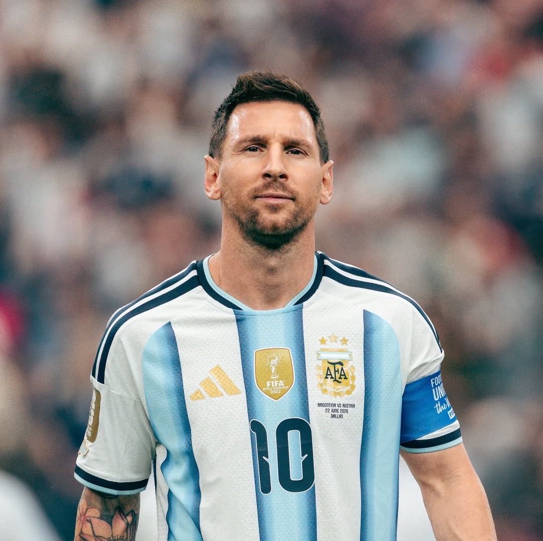 Inzho10's tweet photo. À toi Lionel Messi, laisse-moi te raconter mon histoire avec l’adversaire que tu vas affronter ce soir. En 2006, ils ont battu mon pays en finale, j’ai pleuré. En 2008, ils ont battu mon pays en demi-finale, j’ai pleuré. En 2021, ils ont battu mon pays en 8es de finale, j’ai pleuré. En 2025, ils ont battu mon pays en quart de finale, j’ai pleuré encore. Léo stp tu as la chance de soulager un peu la souffrance que ce pays m’a fait endurer pendant des années. Alors venge ton petit Abobolais
